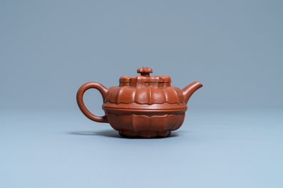 Een Chinese Yixing steengoed theepot met deksel, Kangxi