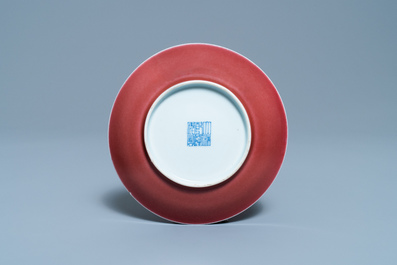 Een Chinees monochroom koperrood bord, Qianlong merk en periode