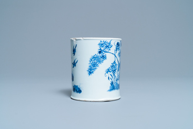 Een Chinese blauw-witte penselenbeker, Chenghua merk, Kangxi