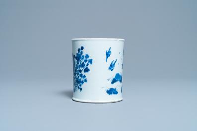 Een Chinese blauw-witte penselenbeker, Chenghua merk, Kangxi