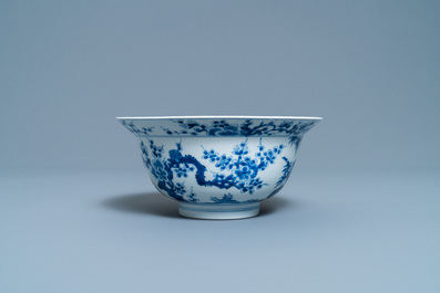 Een Chinese blauw-witte 'Drie vrienden van de winter' kom, Kangxi merk en periode