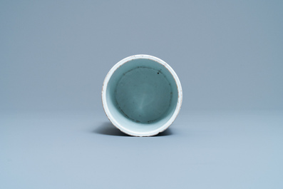 Een Chinese blauw-witte penselenbeker, Chenghua merk, Kangxi