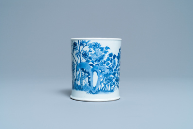 Een Chinese blauw-witte penselenbeker, Chenghua merk, Kangxi