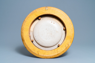 Een polychrome Italiaanse majolica schotel met lusterglazuur, Deruta, 2e helft 16e eeuw
