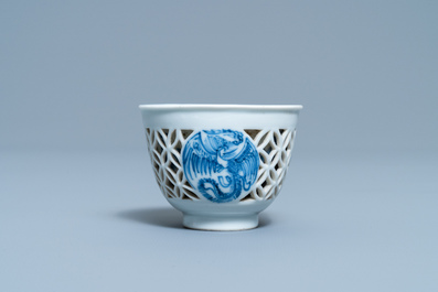 Une tasse &agrave; double paroi ajour&eacute;e en porcelaine de Chine en bleu et blanc, &eacute;poque Transition