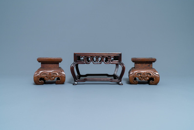 Cinq socles en bois sculpt&eacute;, Chine, 19/20&egrave;me