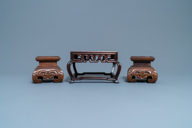 Cinq socles en bois sculpt&eacute;, Chine, 19/20&egrave;me