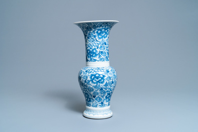 Un vase de forme yenyen en porcelaine de Chine en bleu et blanc, Kangxi