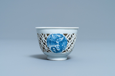 Une tasse &agrave; double paroi ajour&eacute;e en porcelaine de Chine en bleu et blanc, &eacute;poque Transition