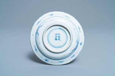 Une coupe en porcelaine de Chine en bleu, blanc et rouge de cuivre, marque de Chenghua, Kangxi