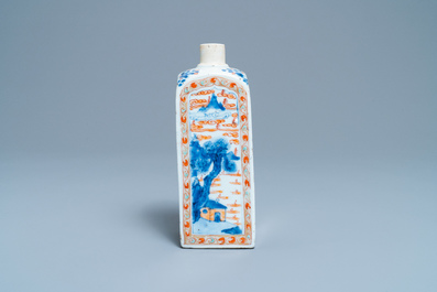 Een Chinese verte-Imari fles met florale en landschapspanelen, Kangxi