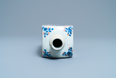 Een Chinese verte-Imari fles met florale en landschapspanelen, Kangxi