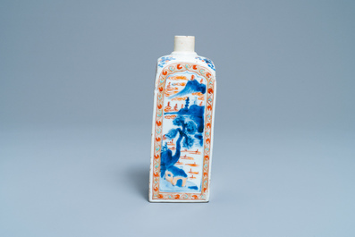 Een Chinese verte-Imari fles met florale en landschapspanelen, Kangxi