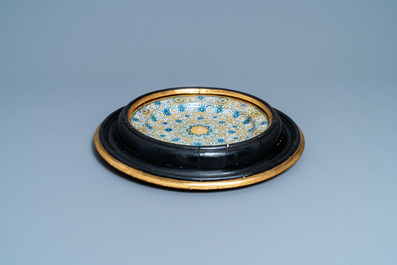 Een polychrome Italiaanse majolica schotel met lusterglazuur, Deruta, 2e helft 16e eeuw