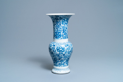 Un vase de forme yenyen en porcelaine de Chine en bleu et blanc, Kangxi