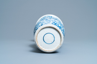 Un vase de forme yenyen en porcelaine de Chine en bleu et blanc, Kangxi