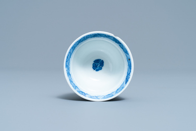 Une tasse &agrave; double paroi ajour&eacute;e en porcelaine de Chine en bleu et blanc, &eacute;poque Transition