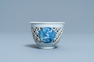 Une tasse &agrave; double paroi ajour&eacute;e en porcelaine de Chine en bleu et blanc, &eacute;poque Transition