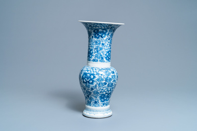 Un vase de forme yenyen en porcelaine de Chine en bleu et blanc, Kangxi