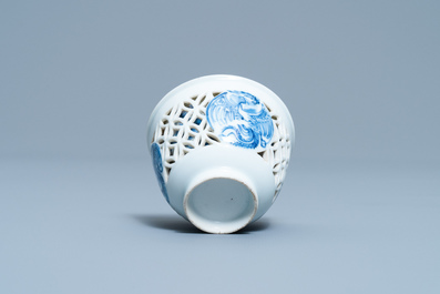 Une tasse &agrave; double paroi ajour&eacute;e en porcelaine de Chine en bleu et blanc, &eacute;poque Transition