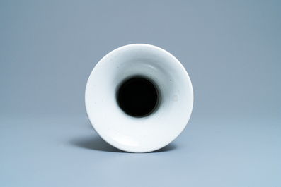 Un vase de forme yenyen en porcelaine de Chine en bleu et blanc, Kangxi