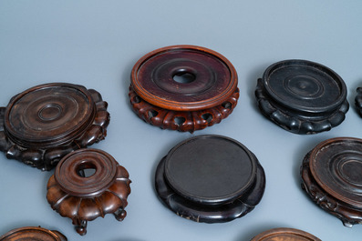 Treize socles en bois sculpt&eacute; en forme de lotus, Chine, 18/19&egrave;me