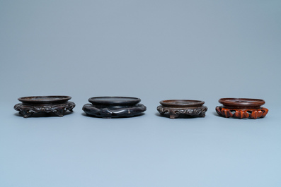 Treize socles en bois sculpt&eacute; en forme de lotus, Chine, 18/19&egrave;me