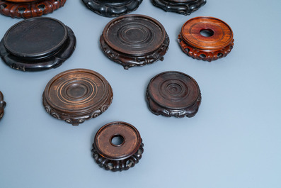 Treize socles en bois sculpt&eacute; en forme de lotus, Chine, 18/19&egrave;me
