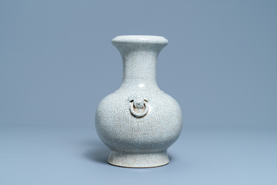 Un vase de forme 'hu' en porcelaine de Chine &agrave; fond craquel&eacute;, 20&egrave;me