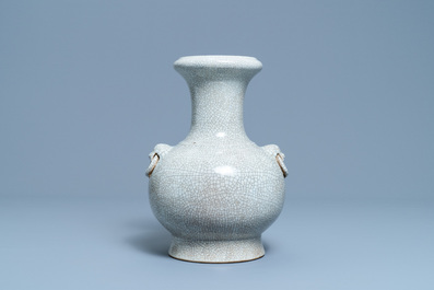 Un vase de forme 'hu' en porcelaine de Chine &agrave; fond craquel&eacute;, 20&egrave;me