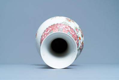 Un vase de forme bouteille en porcelaine de Chine famille rose, marque de Hongxian, R&eacute;publique