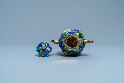 Une th&eacute;i&egrave;re couverte en argent &eacute;maill&eacute; et dor&eacute;, Chine, 19/20&egrave;me