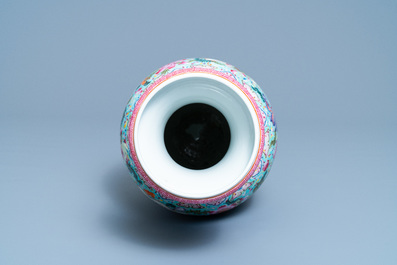Un vase en porcelaine de Chine famille rose, marque de Qianlong, R&eacute;publique