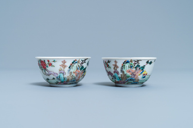 Een paar Chinese famille rose koppen en schotels met landschapsdecor, Yongzheng