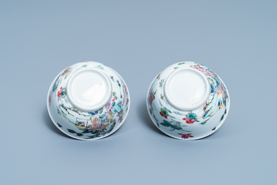 Een paar Chinese famille rose koppen en schotels met landschapsdecor, Yongzheng