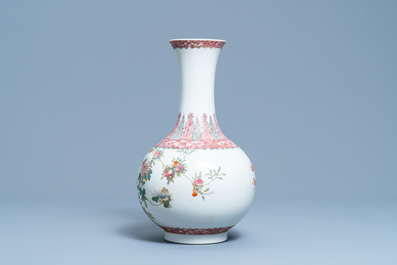 Un vase de forme bouteille en porcelaine de Chine famille rose, marque de Hongxian, R&eacute;publique