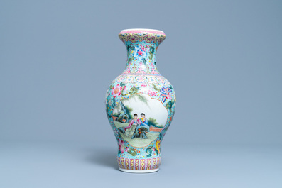 Un vase en porcelaine de Chine famille rose, marque de Qianlong, R&eacute;publique