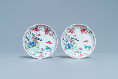 Een paar Chinese famille rose koppen en schotels met landschapsdecor, Yongzheng