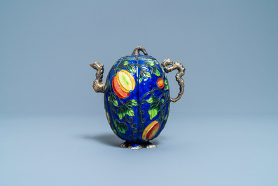 Une th&eacute;i&egrave;re couverte en argent &eacute;maill&eacute; et dor&eacute;, Chine, 19/20&egrave;me