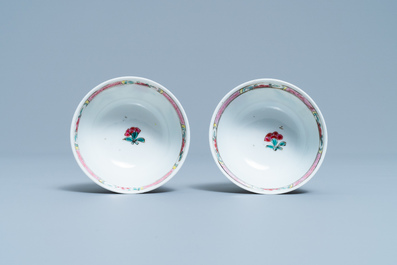Een paar Chinese famille rose koppen en schotels met landschapsdecor, Yongzheng