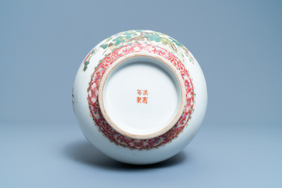Un vase de forme bouteille en porcelaine de Chine famille rose, marque de Hongxian, R&eacute;publique