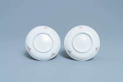 Een paar Chinese famille rose koppen en schotels met landschapsdecor, Yongzheng