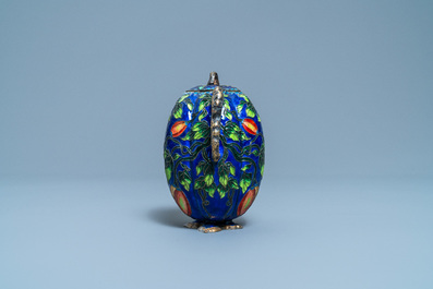 Une th&eacute;i&egrave;re couverte en argent &eacute;maill&eacute; et dor&eacute;, Chine, 19/20&egrave;me