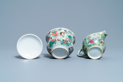 Een Chinees Canton famille rose theeservies met celadon fondkleur, 19e eeuw