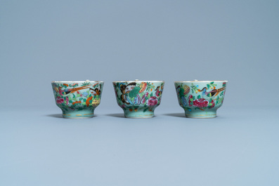 Een Chinees Canton famille rose theeservies met celadon fondkleur, 19e eeuw