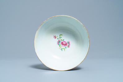 Een Chinees Canton famille rose theeservies met celadon fondkleur, 19e eeuw