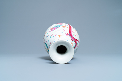 Un vase de forme 'yuhuchunping' en porcelaine de Chine famille rose, marque et &eacute;poque de Daoguang