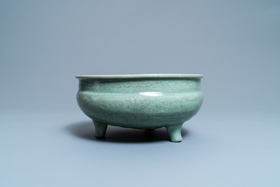 Een Chinese Longquan celadon wierookbrander met houten deksel met zeepstenen Boeddha, Ming