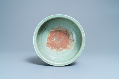 Een Chinese Longquan celadon wierookbrander met houten deksel met zeepstenen Boeddha, Ming