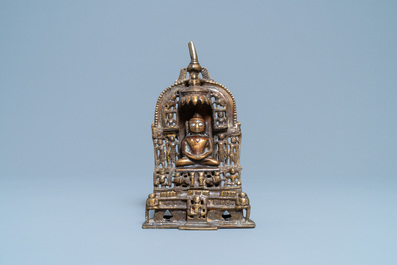 Un autel inscrit en bronze dor&eacute; incrust&eacute; d'argent et de cuivre, Inde, 18/19&egrave;me